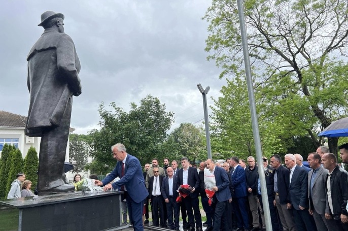 Kryetari Muharremaj nderoi Heroin e Kosovës, Besim Ndrecaj 